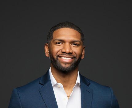 Budget Speedlite Setup Achieves Studio Headshot Quality