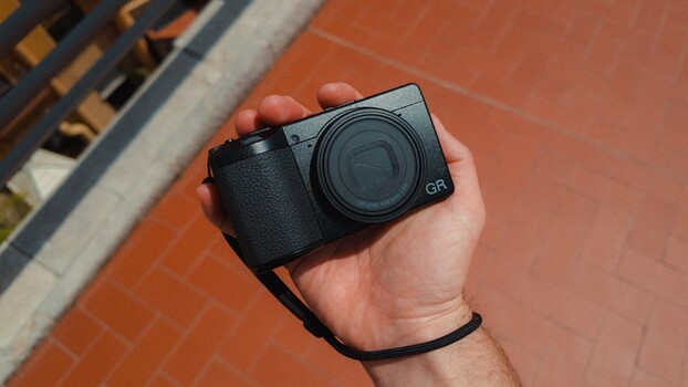 Dedicated Snapshot Camera Enhances Personal Photography