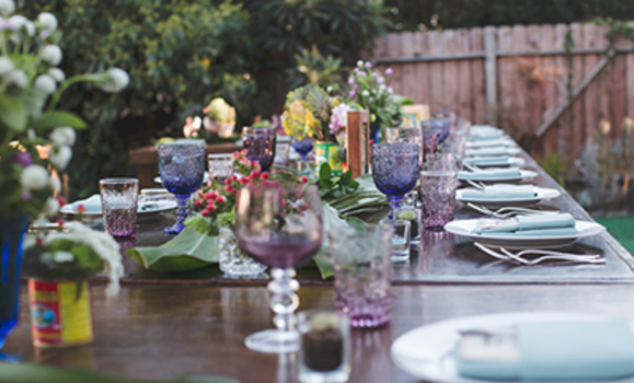 Chic backyard wedding Table setting for backyard wedding