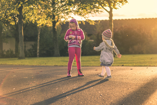 The little one is curious. Photo album ideas. Documentary photography. family photography. child photos.