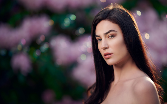 Shallow depth of field flash portrait. portrait-with-background-bokeh