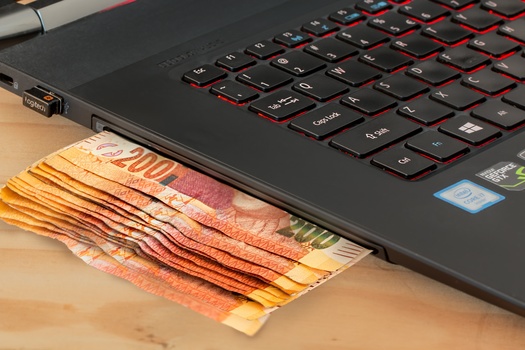Some people say that computer-based shopping sprees are the leading cause of money leakage among photographers.