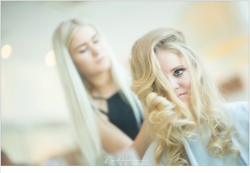 Using a small depth of field can isolate your subject from the surroundings, like this shot where the bride is in focus and the hair dresser not. (Canon EOS 1Dx + EF85mm f/1,2L II | ISO100 | f/1,2 | 1/250)