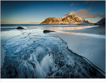 Skagsanden beach at Lofoten with beautiful patterns in the sand. But the mountains attracts too much attention. Now there are two points of interest in one picture, each fighting for attention. (EOS 5D4 + EF16-35L | ISO100 | f/11 | 1/8)