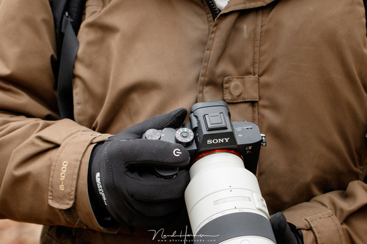I did this comparison during wintertime and I needed to wear gloves regularly. Operating the Sony with gloves imposed a real challenge when finding and using buttons.