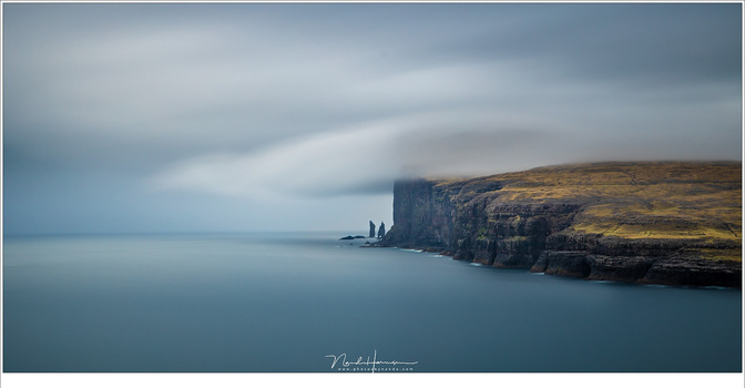 If you like smooth water like this, I strongly advise to invest in a decent ND filter. The stacking technique is just good for an occasional long exposure (EOS 5D4 + EF24-70L @ 35mm | ISO200 | f/8 | 120 sec with Lee Big Stopper)