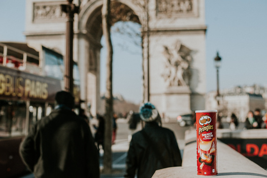 Simple street photography projects for beginners Pringles tub in front of Arc De Triomphe in Paris.
