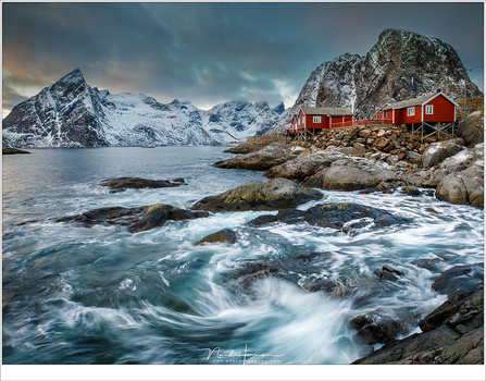 At first I thought on using my Big Stopper, but when I saw the dynamics of the water, I decided not to use any filter accept a gradient ND filter. (Canon EOS 5D mark IV + EF16-35L @ 16mm | ISO50 | f/16 | 1/3sec without a ND filter)