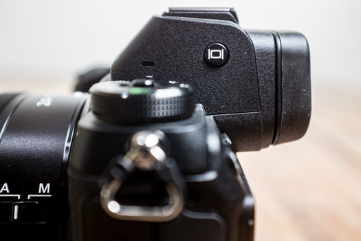 On the side of this Nikon Z 7 there is a small button to switch between the EVF and the LCD screen, or turn the monitor in the viewfinder completely off.
