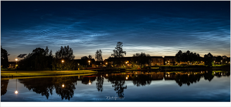 This was spectacular. Lots of noctilucent clouds in the sky, much brighter than I would have thought possible. This panorama was shot about one and a half hour after sunset. (Lumix DC-S1 + 45mm | ISO800 | f/7,1 | 4 sec)