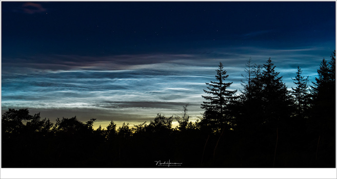 Great patterns emerge when zooming in. Although noctilucent clouds are bluish white, they can take a red shade under the right conditions, as seen in the picture. (Lumix DC-S1 + 105mm | ISO1600 | f/5,6 | 4 sec)