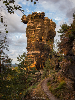This is the Gohrische Stein, and it takes a nice hike to reach it. It is lit by the setting sun, and shot in DNG file format with my smartphone. It manages to capture the complete dynamic range. (iPhone 6s | 4mm | ISO25 | f/2,2 | 1/115)