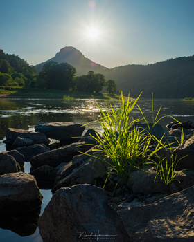The same scenery shot with the Fujfilm. Although it could capture this scenery in one shot, I used two exposures to get rid of the strange flares. (Fujifilm X100t | 23mm | ISO800 | f/16 | 1/25 | in-camera DR400 enabled)