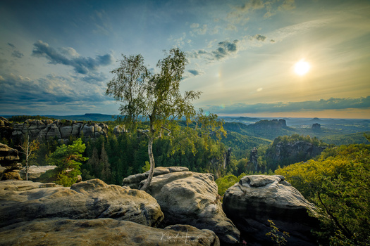 A view from Carolafelsen. I composed this image from five bracketing shots with my Canon camera, and merged it in Lightroom. (Canon EOS 5D4 + 16mm ISO100 | f/11 | 1/60 with 2 stops bracketing)