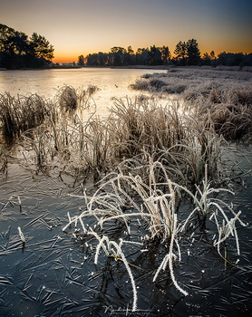 It is important to have a subject in your landscape photo. If the subject has to be large in the picture, you have te get close to the subject when using a wide-angle lens. The background will be far away and small compared to the subject.