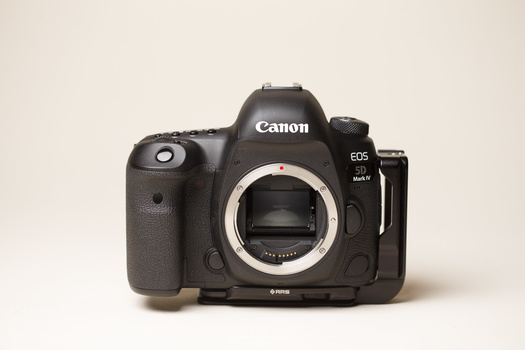 The menu and touchscreen functionality of the EOS 5D mark IV is perfect for me.