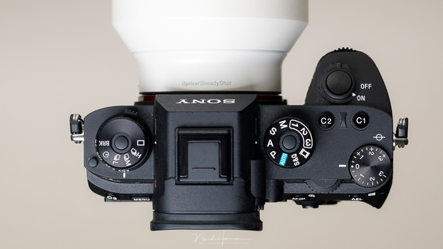 The top plate of a Sony camera shows the PSAM wheel (or PASM in this case). Next to these possibilities there are also three custom settings that can be programmed. This way you can make multiple changes to the behavior of a camera by just one twist of a