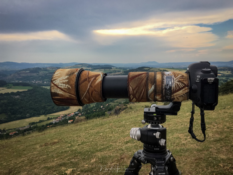 If you need a longer focal length, you can choose for a 100-400mm lens, or a fixed focal length for a large aperture. In this example you see a 150-600mm lens by Sigma, which zoom range is very versatile for many sports, or wildlife and birds for that mat