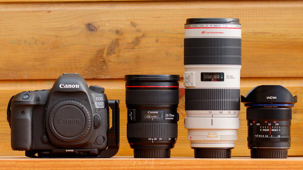 For landscapes two lenses is often more than enough; a wide angle zoom and tele zoom lens. In this example you see a 24-70mm and 70-200mm zoom lens, accompanied by a ultra wide angle 12mm by Laowa