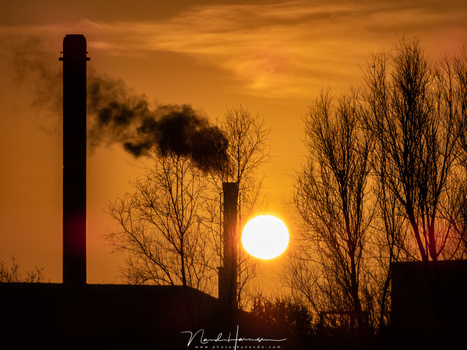 An industrial sunrise. This image allows a base ISO level. Therefor the quality is reasonable. (345mm (FF equivalent) - ISO100 - f/8 - 1/2500)