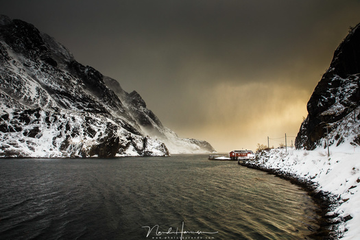 A GND filter does not take mountains into account, resulting in not only a darkened sky, but also in dark mountain tops.