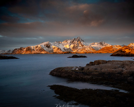 One of the images I took with the Panasonic Lumix DC-GX9, as seen from the rorbu we stayed in that week. A very capable camera to shoot this nice morning twilight. (Lumix GX9 | 17mm | ISO640 | f/8 | 1/125s)