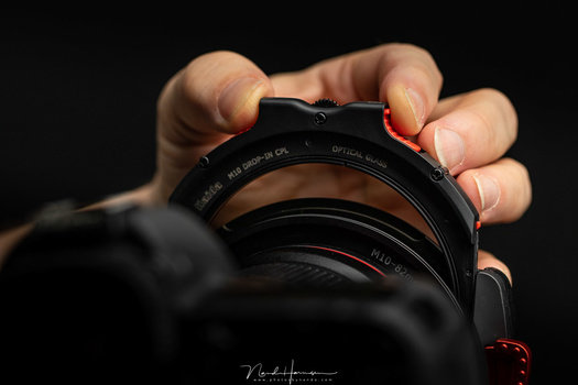 A polarizer can be placed in the drop-in slot. A small rotation dial makes it possible to rotate the filter to the right angle. The filter also accepts other drop-in filters provided by Haida.