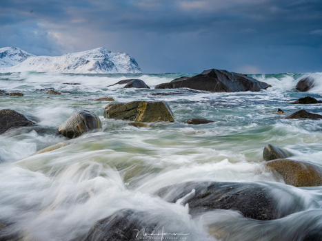 Shooting on a beach at Lofoten with the tides coming in. Working with the Haida filterholder is really easy, which allows you to keep an eye on the waves. (63mm | ISO400 | f/22 | 1/9s | Haida 0,9GND medium + CPL)