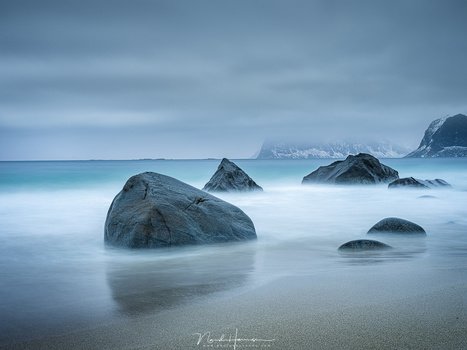 Using long exposures on a beach at Lofoten. You have to be patience with it and wait for the exposure to finish while the wave come crushing in. (63mm | ISO100 | f/11 | 60s | Haida ND1000 + CPL + 0,9GND medium)