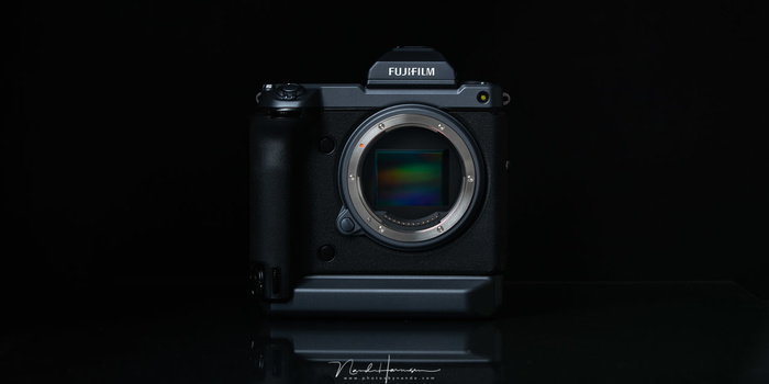 The Fujifilm GFX100 looks rather impressive. Its design, size and weight is comparible with the Nikon D5 and Canon EOS 1Dx II.
