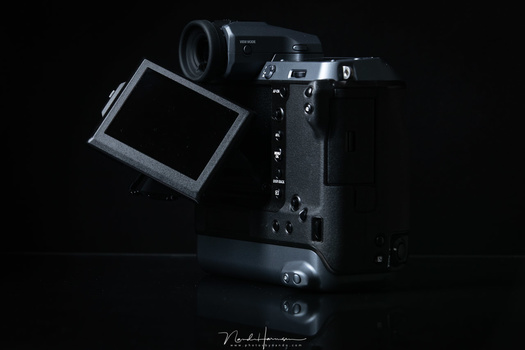 A nice tilt screen is very handy. But be carefull not to tilt it in front of the eye-sensor or the screen will switch to the EVF. Too bad the screen has limited touch functionality.
