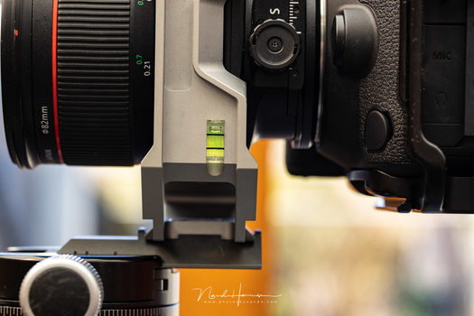 This is how a TS-E 24mm f/3,5L II looks like when fitted into the Rogeti TSE adapter. You can see the shift knob is easy to be reached... if your fingers are not to thick.