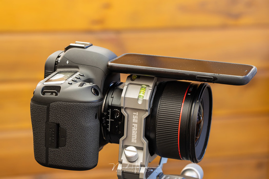 Flares can occur very easy with a TS-E lens. Rogeti has provided a plastic holder for your smartphone. It can block sunlight in some occassions.