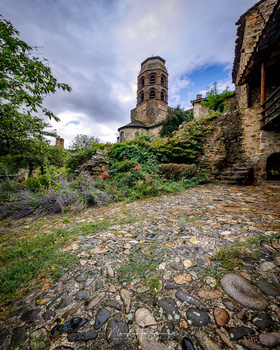 The most beautiful village in France; Lavaudieu. Four horizontal images are used in this vertical panorama, together with focus stacking between those four images. (EOS 5Dmk4 + TS-E 17L, ISO100, f/11, 1/13s)