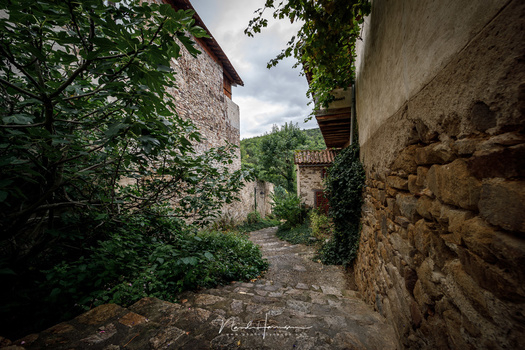 ONe of the alleys in the French village of Lavaudieu, a horizontal panorama made from 4 vertical images (EOS 5Dmk4 + TS-E17L, ISO100, f/11, 1/13s)