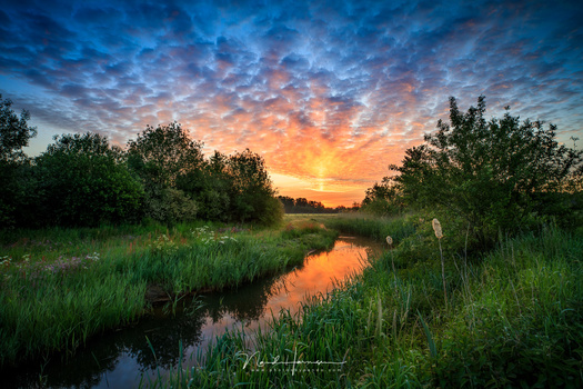 The use of bracketing allowed me to capture the complete dynamic range of this moment. It is merged with Lightroom to produce this image. (Canon EOS 5D4 + EF16-35L @ 16mm - ISO100 - f/11 - 1/2 sec up to 1/125 sec)