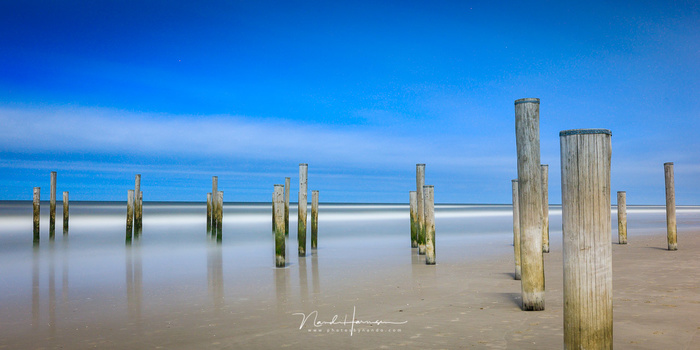 I made another exposure of one hour at sea, when it became low tide. I wonder how half an hour would have looked, but I didn't have more time available to try. (Canon EOS 5D4 + EF16-35mm @ 28mm, ISO100, f/11, 3600 seconds)