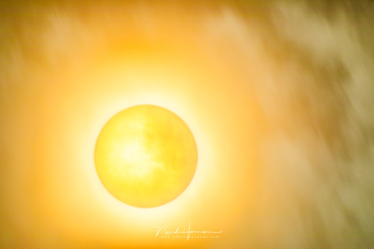 Another try, this time with a EF100-400mm lens and 2x TC and 1,4x TC stacked. I merged two exposures together. Again, no sunspots, unfortunately. Shooting the sun with the Haida ND6.0 is really easy (ISO100 - f/11 - 1/5sec with the sun partly behind a thi