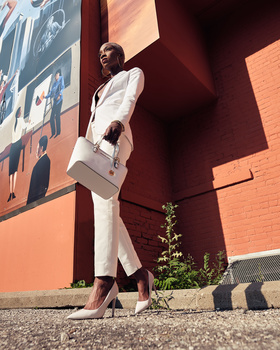 Model Wide shot fashion