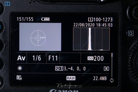 When I use a 18% Gray Card the light meter measures the correct amount of reflected light. With this shutter speed I the white and black sheets will look... white and black.