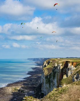 Reality or manipulation? Did I add these paragliders into the image, or is it reality? Can you tell? Well, it is reality. It was the reason why I took this image.