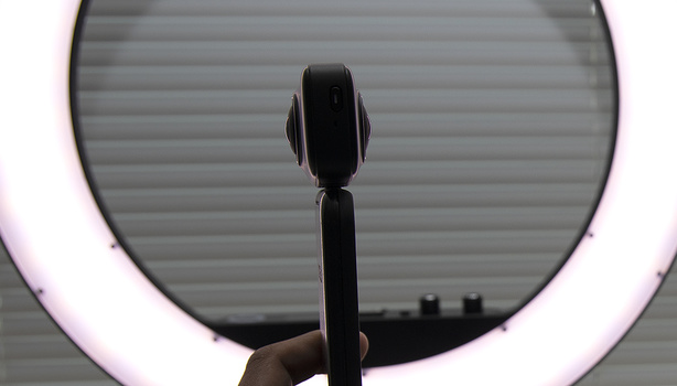 The QooCam Fun has a slim form factor that works well. The QooCam Fun has a slim form factor that works well.