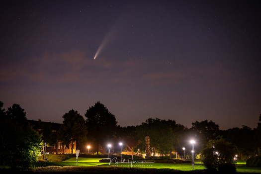 Comet NEOWISE from the park nearby. The Haida Clear Night removed a lot of color cast (123mm - ISO6400 - f/2,8 - 2 sec)