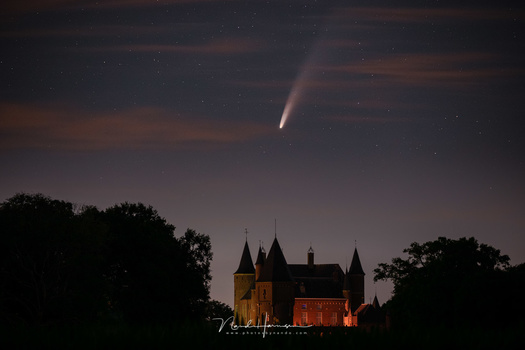 Comet NEOWISE and the Castle of Heeswijk-Dinther. The Haida Clear Night filter is used (140mm - ISO6400 - f/2,8 - 2 sec)