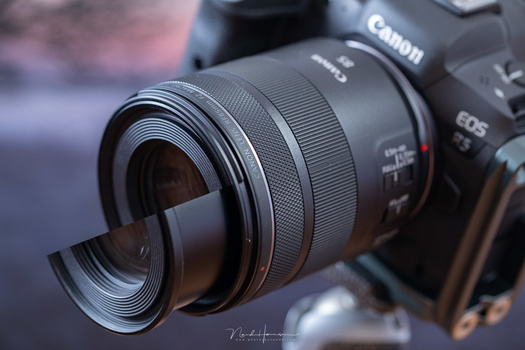 Reaching the minimum focus distance will increase the length of the lens. You need to power to retract the lens.