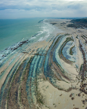 By choosing a high viewing point, I got a nice perspective of these geological lines at the Opal Coast. This is unnoticable when you stand on the beach. At the same time the lines guide you through the photo.