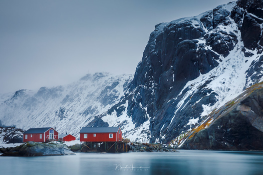 The red houses at Lofoten, called rorbuer, form a very clear subject in this photo. It catches your attention at once, making the landscape much more interesting.