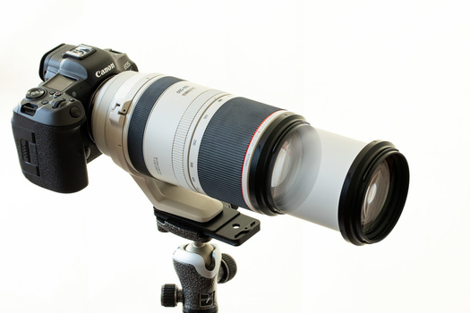 The RF 100-500L will extend when zooming. At the same time the aperture will go from f/4.5 to f/7.1