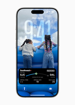 Screenshot of a smartphone lock screen displaying two people with arms raised against a blue sky background and flight information overlay.