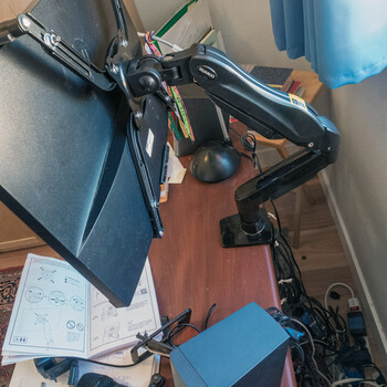  Mounting the monitor using the Huanuo HNMUA4 Universal VESA Mount Adapter Kit and the FlowLift arm.